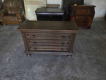 Stilske komode: Elegantna drvena komoda sa tri prostrane fioke, idealna za odlaganje na lalafo.rs — 1 Stilske komode: Elegantna drvena komoda sa tri prostrane fioke, idealna za odlaganje — 1