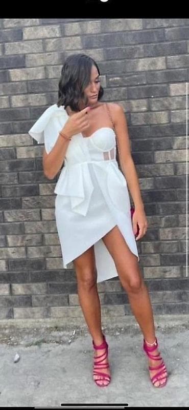 Elegantna bela kratka haljina sa asimetričnim krojem i jednim rukavom at lalafo.rs — 1 Elegantna bela kratka haljina sa asimetričnim krojem i jednim rukavom — 1