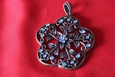 BROŠ ZA OGRLICU | Vrlo lep broš za ogrlicu. Predmete šaljem post na lalafo.rs BROŠ ZA OGRLICU | Vrlo lep broš za ogrlicu. Predmete šaljem post