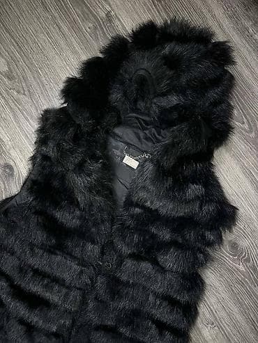 P. S. prsluk od veštačkog krzna sa kapuljačom, veličine 38. Etiketa na lalafo.rs — 2 P. S. prsluk od veštačkog krzna sa kapuljačom, veličine 38. Etiketa — 2