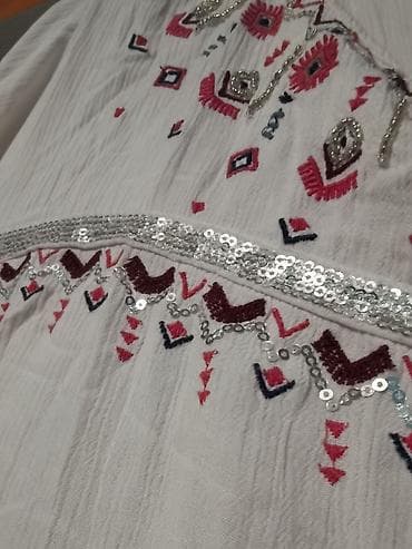 Prelepa bela svečana bluza sa sljokicama Bas je dosta široka, za na lalafo.rs — 5 Prelepa bela svečana bluza sa sljokicama Bas je dosta široka, za — 5