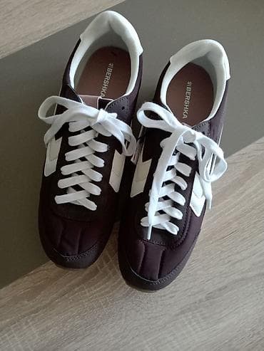 Bershka retro patike – tamno braon sa belim detaljima - Model na lalafo.rs — 2 Bershka retro patike – tamno braon sa belim detaljima - Model — 2