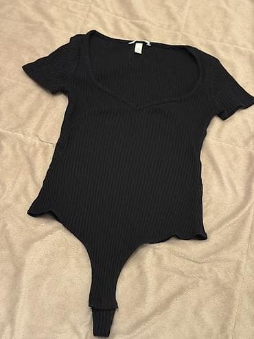 Crni rebrasti bodi H&M - Brend: H&M - Model: ženski bodi sa na lalafo.rs — 1 Crni rebrasti bodi H&M - Brend: H&M - Model: ženski bodi sa — 1