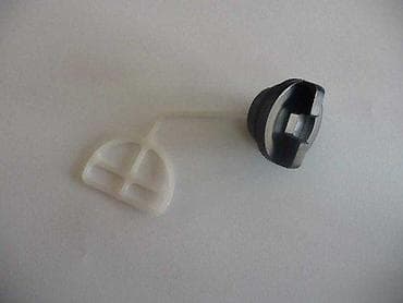 Plastični držač/brava za poklopac rezervoara (ventil/čep) – at lalafo.rs Plastični držač/brava za poklopac rezervoara (ventil/čep) –