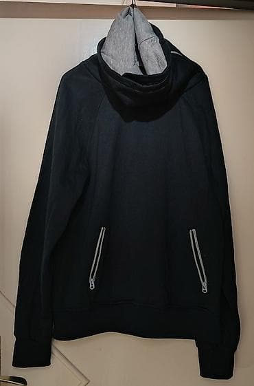 Crna dukserica sa visokim, širokim ovratnikom/rol-kragnom na preklop na lalafo.rs — 2 Crna dukserica sa visokim, širokim ovratnikom/rol-kragnom na preklop — 2