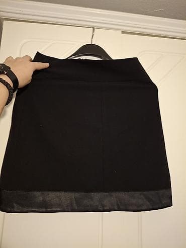 Crna mini suknja A-kroja - Klasičan crni model, ravnih linija - Visok na lalafo.rs — 5 Crna mini suknja A-kroja - Klasičan crni model, ravnih linija - Visok — 5