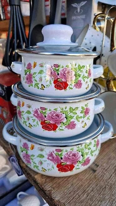 Set emajliranih šerpi sa poklopcima – 3 dela 0,5/0.7/1,4 litre - na lalafo.rs Set emajliranih šerpi sa poklopcima – 3 dela 0,5/0.7/1,4 litre -