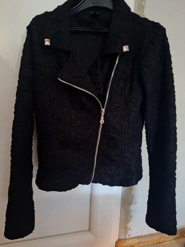 Ženska crna jakna sa asimetričnim rajsferšlusom. Model u stilu na lalafo.rs Ženska crna jakna sa asimetričnim rajsferšlusom. Model u stilu