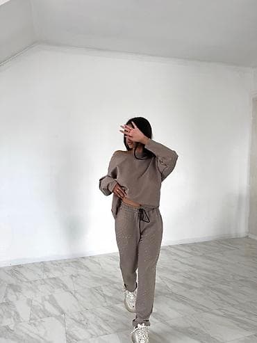 zenske broj: Dvodeleni ženski komplet – dukserica i trenerka sa sitnim tačkicama - at lalafo.rs — 3 zenske broj: Dvodeleni ženski komplet – dukserica i trenerka sa sitnim tačkicama - — 3