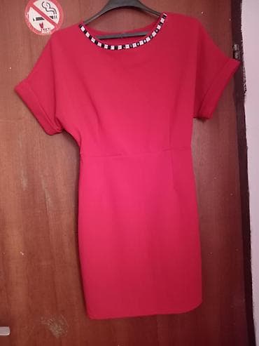 Ova crvena haljina kratkih rukava ističe se svojim elegantnim at lalafo.rs — 1 Ova crvena haljina kratkih rukava ističe se svojim elegantnim — 1