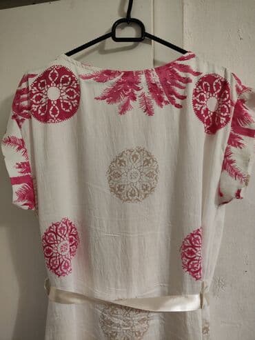 Letnja haljina sa tropskim printom - Boja: bela osnova sa intenzivno na lalafo.rs Letnja haljina sa tropskim printom - Boja: bela osnova sa intenzivno