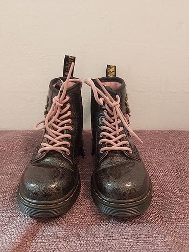 Dečje čizme Dr. Martens sa šljokičastim sjajem i cvetnim aplikacijama na lalafo.rs — 2 Dečje čizme Dr. Martens sa šljokičastim sjajem i cvetnim aplikacijama — 2