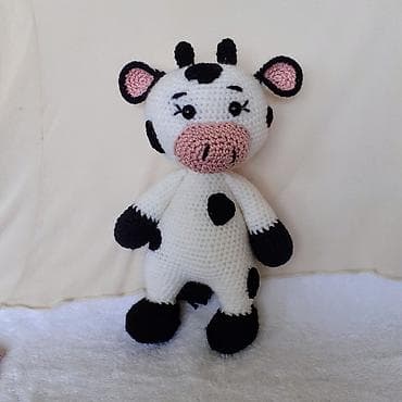 Ostale igračke: Ručno rađena gračka krava, heklana, bele boje sa crnim mrljama i na lalafo.rs — 1 Ostale igračke: Ručno rađena gračka krava, heklana, bele boje sa crnim mrljama i — 1