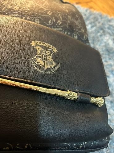 Harry Potter Hogwarts mini ranac - Dizajn: crni ranac sa reljefnim na lalafo.rs — 3 Harry Potter Hogwarts mini ranac - Dizajn: crni ranac sa reljefnim — 3