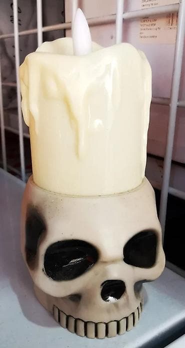 Dekorativna LED sveća na postolju u obliku lobanje. - Dizajn na lalafo.rs — 1 Dekorativna LED sveća na postolju u obliku lobanje. - Dizajn — 1