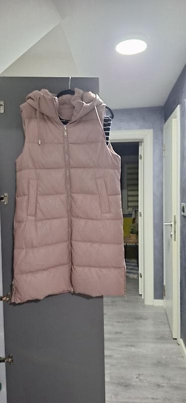 Duga ženska pufnast prsluk sa kapuljačom – puder roze boja. - Model na lalafo.rs — 2 Duga ženska pufnast prsluk sa kapuljačom – puder roze boja. - Model — 2