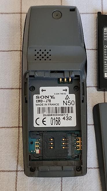 kom sa etiketom: Sony CMD-J70 mobilni telefon - Originalni Sony model sa at lalafo.rs — 5 kom sa etiketom: Sony CMD-J70 mobilni telefon - Originalni Sony model sa — 5