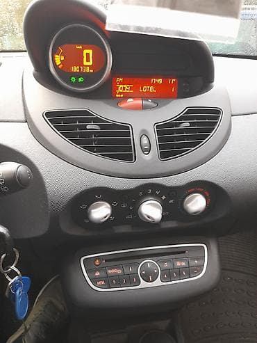 dve suknje po: Renault Twingo – gradski hečbek, 3 vrata, srebrna boja. Karoserija i na lalafo.rs — 6 dve suknje po: Renault Twingo – gradski hečbek, 3 vrata, srebrna boja. Karoserija i — 6