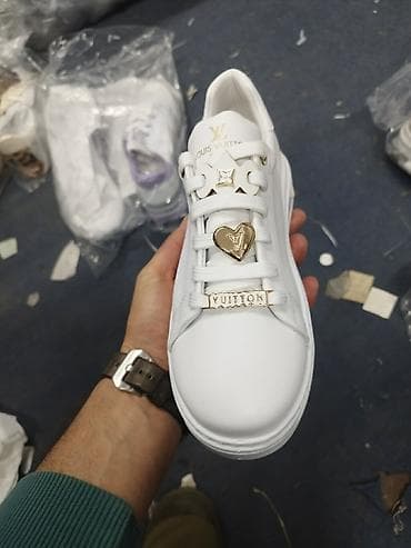 Ženske bele patike sa zlatnim detaljima i ukrasima na pertlama na lalafo.rs Ženske bele patike sa zlatnim detaljima i ukrasima na pertlama