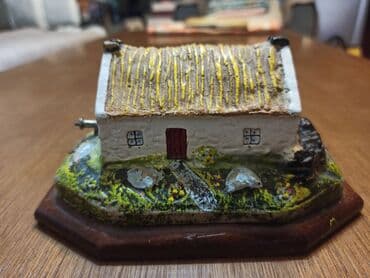 Ispravna muzička kutija - keramička kućica. Ako neko želi mogu da na lalafo.rs Ispravna muzička kutija - keramička kućica. Ako neko želi mogu da