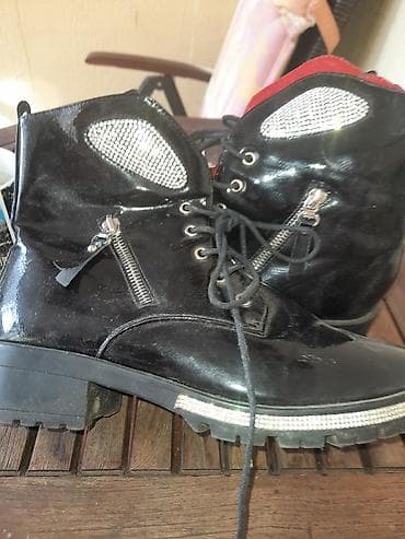 Ženske gležnjače u roker/glam stilu. - Materijal: lakovana crna koža at lalafo.rs — 1 Ženske gležnjače u roker/glam stilu. - Materijal: lakovana crna koža — 1