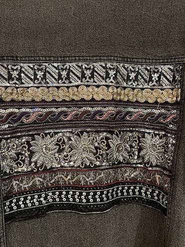 Dugačka teksas jakna u sivo‑crnoj ispranoj nijansi, sa bogatim na lalafo.rs — 8 Dugačka teksas jakna u sivo‑crnoj ispranoj nijansi, sa bogatim — 8