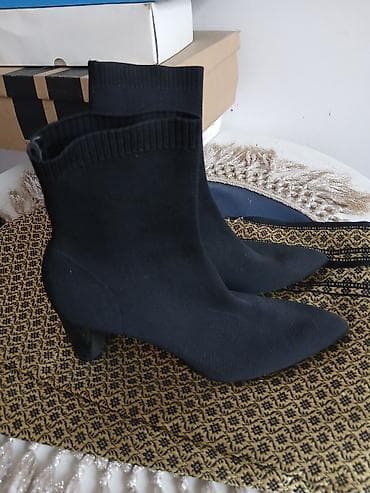 Crne čizmice-čarape sa potpetice jednom obuvene skroz ocuvane. - na lalafo.rs — 1 Crne čizmice-čarape sa potpetice jednom obuvene skroz ocuvane. - — 1