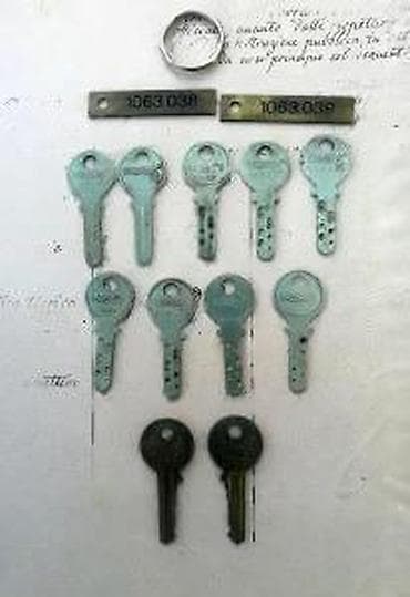 Antiques: Lot starih ključeva, 2 za strujne ormare CENA za sve. Lot starih at lalafo.rs — 9 Antiques: Lot starih ključeva, 2 za strujne ormare CENA za sve. Lot starih — 9