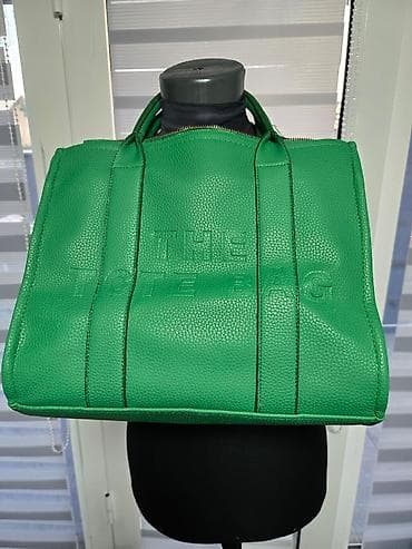 Zelena tote torba “THE TOTE BAG” od teksturirane eko-kože. Prostran at lalafo.rs — 1 Zelena tote torba “THE TOTE BAG” od teksturirane eko-kože. Prostran — 1