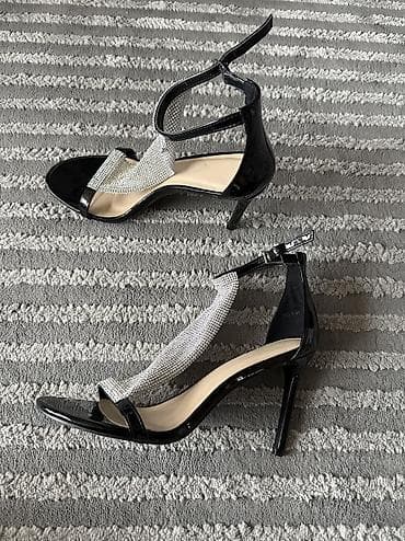 Stikle sa kristalima koji reflektuju prelep odsjaj. Lakovane. Dostupne na lalafo.rs — 2 Stikle sa kristalima koji reflektuju prelep odsjaj. Lakovane. Dostupne — 2