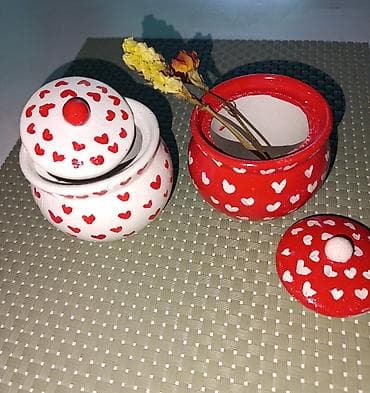 dve suknje po: Dve gipsane posude sa poklopcima, ukrašene ručno crtanim srcima. Jedna na lalafo.rs — 1 dve suknje po: Dve gipsane posude sa poklopcima, ukrašene ručno crtanim srcima. Jedna — 1