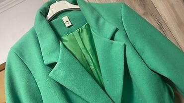 kom sa etiketom: Ženski kaput u intenzivno zelenoj boji, klasičnog kroja do kolena. - at lalafo.rs — 3 kom sa etiketom: Ženski kaput u intenzivno zelenoj boji, klasičnog kroja do kolena. - — 3