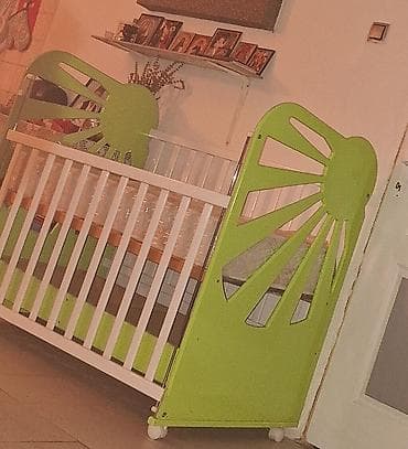 Drveni krevetac za bebe sa točkićima - Materijal: masivno drvo sa na lalafo.rs Drveni krevetac za bebe sa točkićima - Materijal: masivno drvo sa