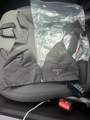 Prada Re-Nylon top/bra u crnoj boji. - Materijal: Prada Re-Nylon na lalafo.rs — 3 Prada Re-Nylon top/bra u crnoj boji. - Materijal: Prada Re-Nylon — 3