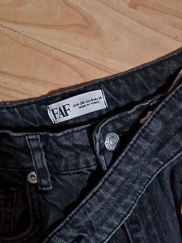 Nove sive farmerke u broju 38, samo probane, velicina ne odgovara na lalafo.rs — 2 Nove sive farmerke u broju 38, samo probane, velicina ne odgovara — 2