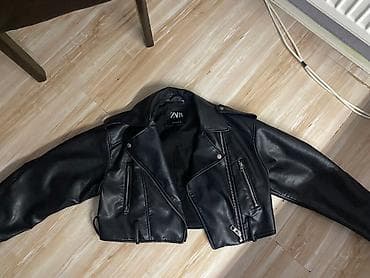 ZARA ženska kratka bajkerska jakna od eko kože - Brend: ZARA - Model na lalafo.rs — 3 ZARA ženska kratka bajkerska jakna od eko kože - Brend: ZARA - Model — 3