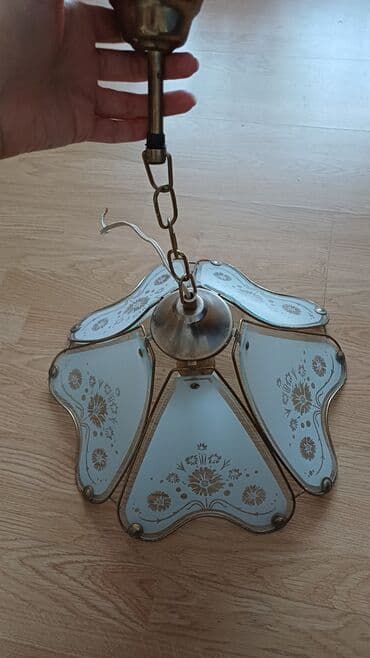 Vintage luster – mesing i mat staklo sa floralnim motivima Prelep na lalafo.rs Vintage luster – mesing i mat staklo sa floralnim motivima Prelep