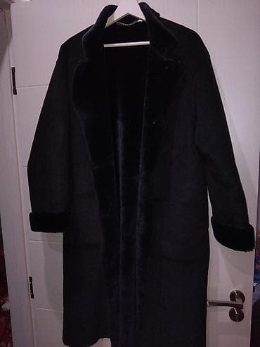 Dugi crni ženski kaput od veštačkog krzna/velura - Klasičan kroj do na lalafo.rs Dugi crni ženski kaput od veštačkog krzna/velura - Klasičan kroj do