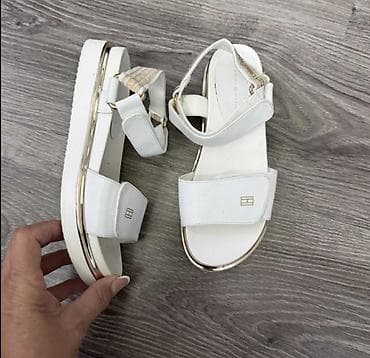 Ugg boots: Prelepe Tommy Hilfiger sandale za devojčice, lepo očuvane at lalafo.rs — 1 Ugg boots: Prelepe Tommy Hilfiger sandale za devojčice, lepo očuvane — 1