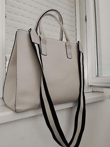 Shoulder hand bag and it's spacious.Length is 15, breadth is 12.Price na lalafo.rs Shoulder hand bag and it's spacious.Length is 15, breadth is 12.Price