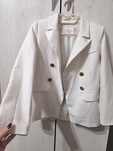 Elegantni beli ženski sako sa zlatnim dugmadima - Model: kratki na lalafo.rs — 2 Elegantni beli ženski sako sa zlatnim dugmadima - Model: kratki — 2