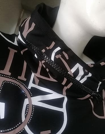 Ženska dukserica sa kapuljačom, crna sa celopreko štampanim na lalafo.rs — 8 Ženska dukserica sa kapuljačom, crna sa celopreko štampanim — 8