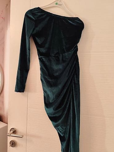 NOVO.Elegantna večernja haljina od baršuna u smaragdno zelenoj boji na lalafo.rs — 2 NOVO.Elegantna večernja haljina od baršuna u smaragdno zelenoj boji — 2