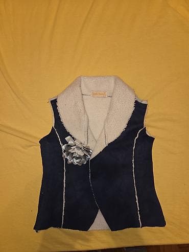 Prodajem elegantan prsluk za devojcice postavljen iznutra sa cvetom na na lalafo.rs — 1 Prodajem elegantan prsluk za devojcice postavljen iznutra sa cvetom na — 1