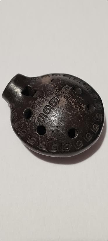 Okarina je stari duvački instrument. Sa gornje strane ima sedam rupa at lalafo.rs — 1 Okarina je stari duvački instrument. Sa gornje strane ima sedam rupa — 1