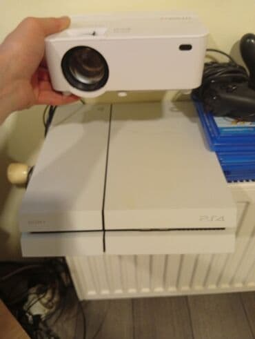 PS4 (Sony Playstation 4): PlayStation 4 (bela verzija) + oprema i projektor - Konzola: Sony na lalafo.rs PS4 (Sony Playstation 4): PlayStation 4 (bela verzija) + oprema i projektor - Konzola: Sony