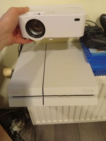 Sony PlayStation 4 (bela verzija) + projektor TECHNAXX + dodatna na lalafo.rs — 3 Sony PlayStation 4 (bela verzija) + projektor TECHNAXX + dodatna — 3