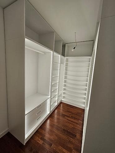 Ugradni garderober / walk-in ormar po meri - Moderan, beli sistem na lalafo.rs — 1 Ugradni garderober / walk-in ormar po meri - Moderan, beli sistem — 1