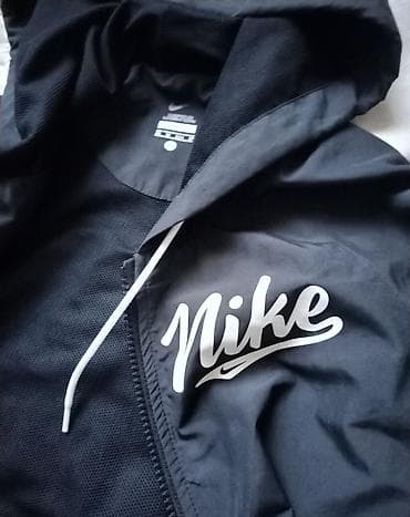 NIKE suskava jakna u velicini XS. Boja crna sa belim natpisom brenda na lalafo.rs — 3 NIKE suskava jakna u velicini XS. Boja crna sa belim natpisom brenda — 3