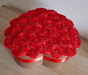 Poklon kutija u obliku srca sa aranžmanom crvenih ruža od satenskih na lalafo.rs — 2 Poklon kutija u obliku srca sa aranžmanom crvenih ruža od satenskih — 2